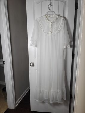 Vintage-Inspired White chiffon Peignor Ruffled Robe. Label is worn-out.
